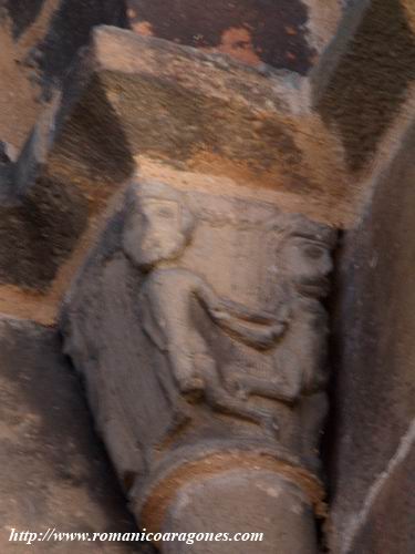 CAPITEL DE LADO OESTE EN VENTANAL NORTE